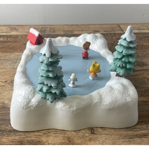 A Charlie Brown Peanuts Christmas Skating Pond Music & Motion 2007 Snoopy Used - Picture 7 of 16